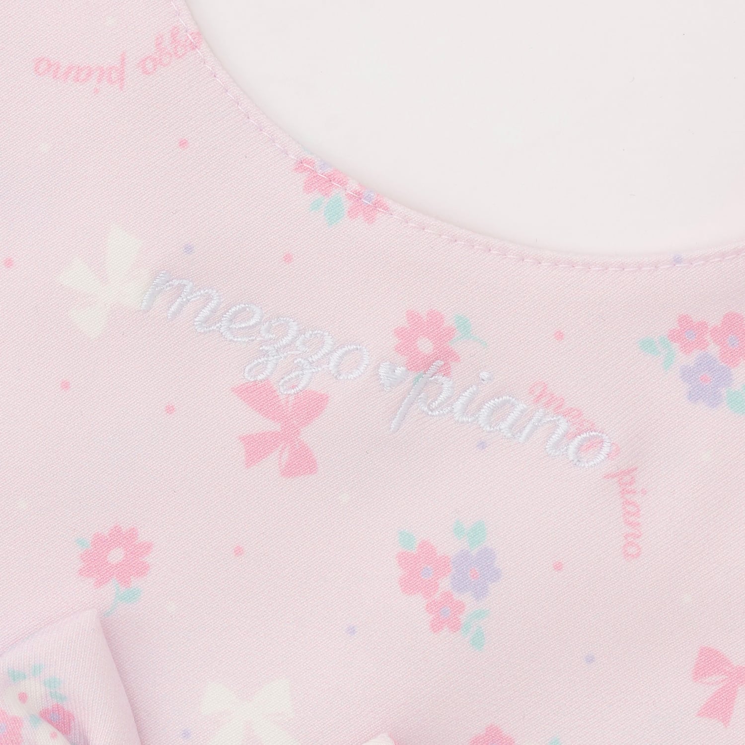 メゾピアノ mezzo piano 【BOX付】フラワーリボン柄エプロン＆ヘアバンドセット 【返品不可商品】 （ライト ピンク） ライト ピンク