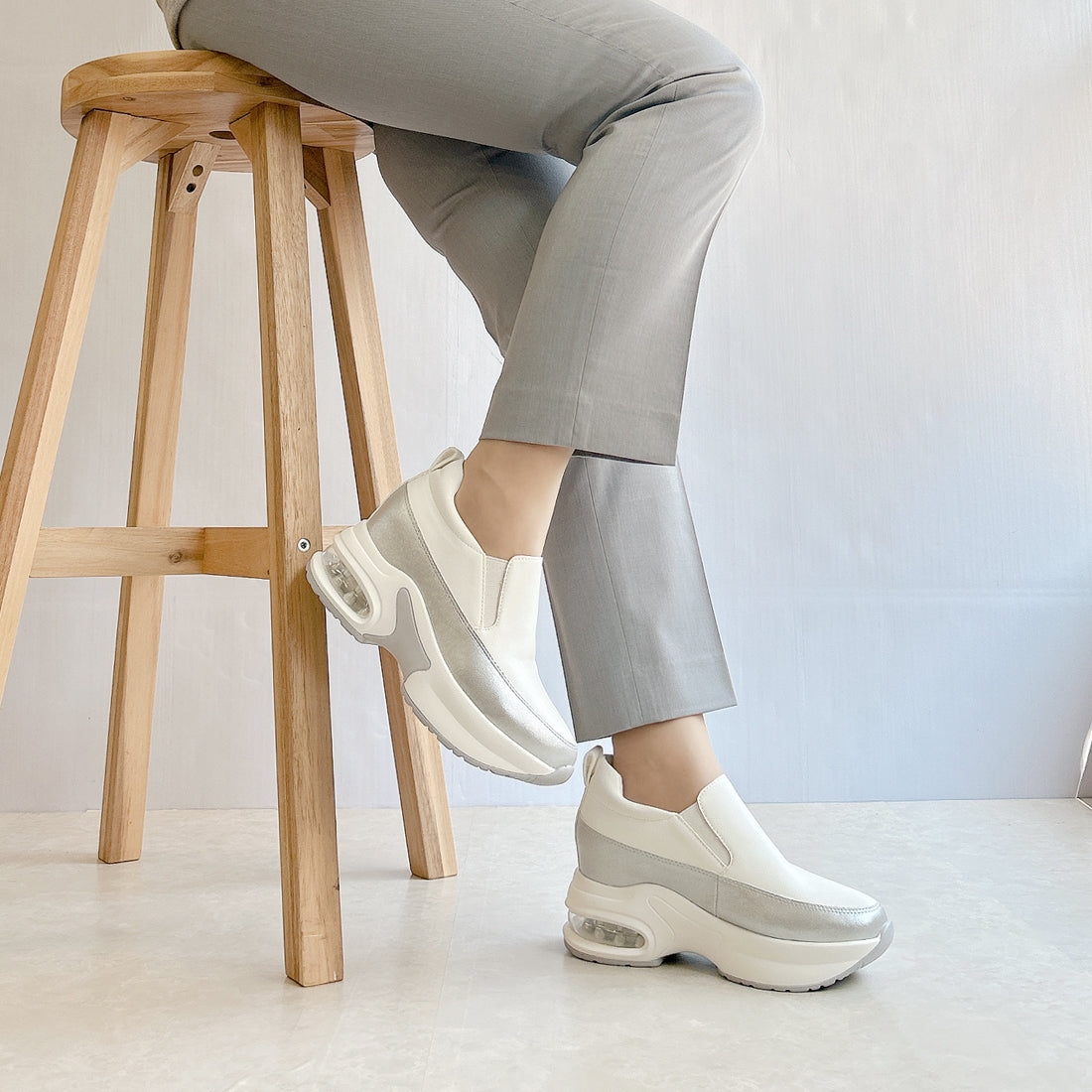 ヌーベル ヴォーグ リラックス Noubel Voug Relax ふわモコ 軽量 厚底エア入りソール スタイリッシュスリッポン （ホワイト/シルバー） ホワイト/シルバー