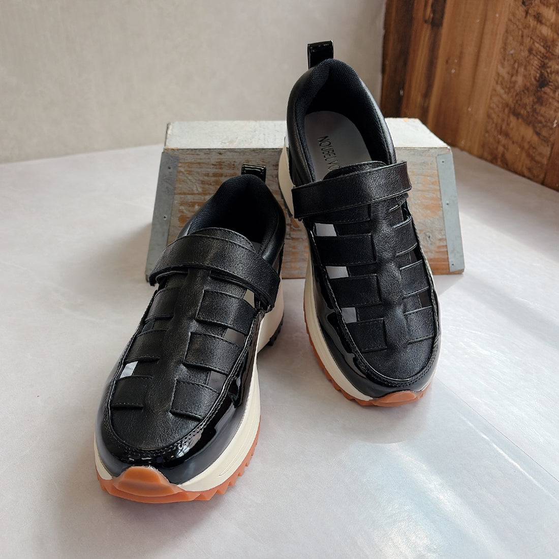 ヌーベル ヴォーグ リラックス Noubel Voug Relax 上品スニーカー グルカデザイン厚底 異素材コンビスニーカー （ブラック/エナメル） ブラック/エナメル