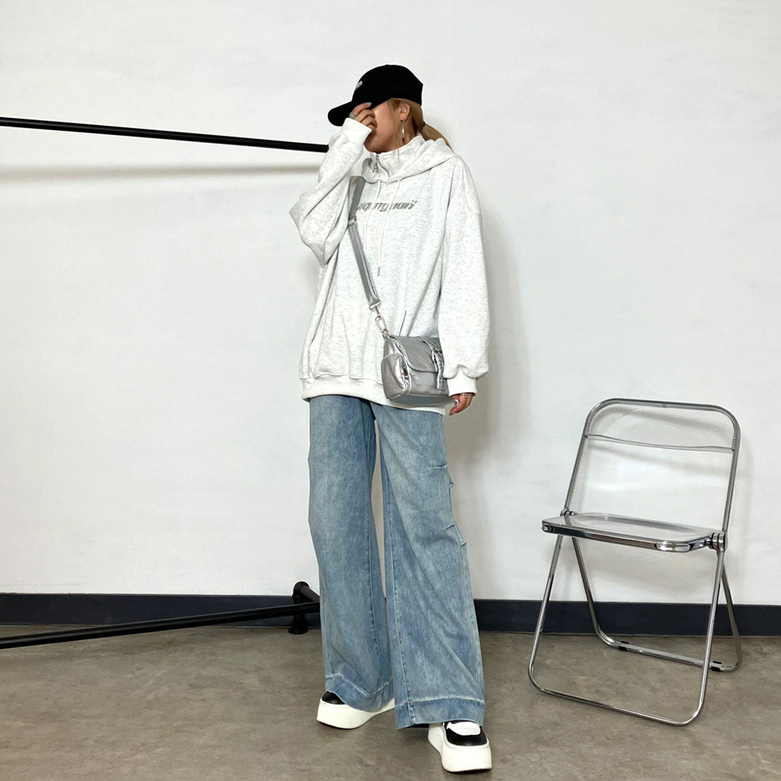 Non-hedge side tuck denim pants