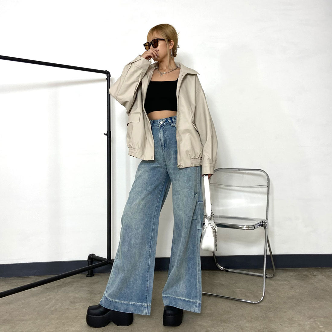 Non-hedge side tuck denim pants