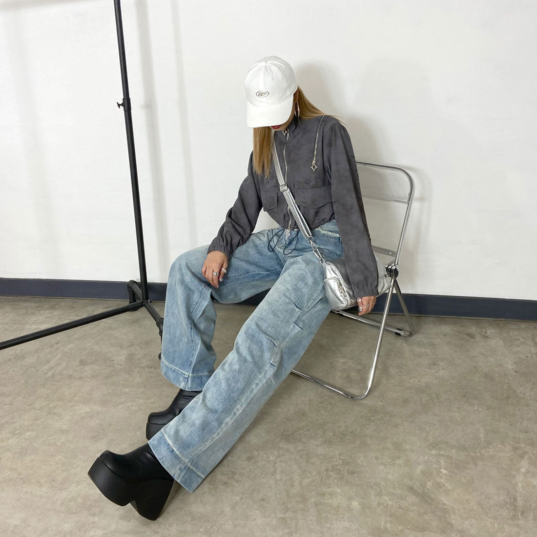 Non-hedge side tuck denim pants