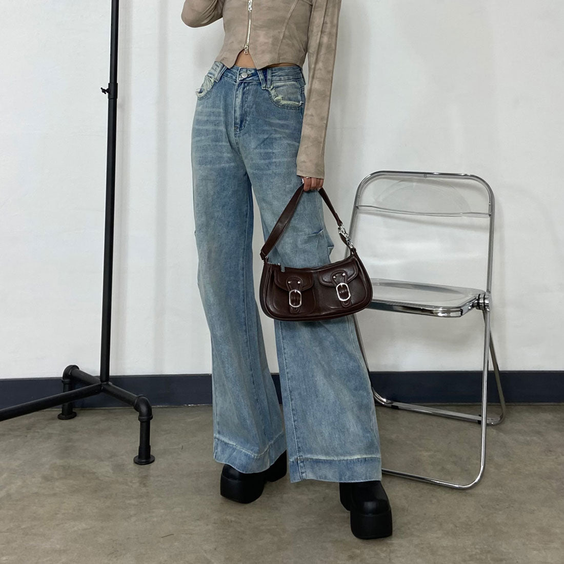 Non-hedge side tuck denim pants