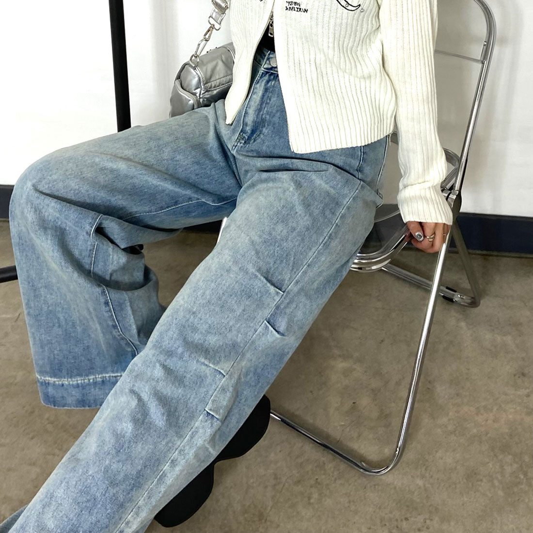 Non-hedge side tuck denim pants