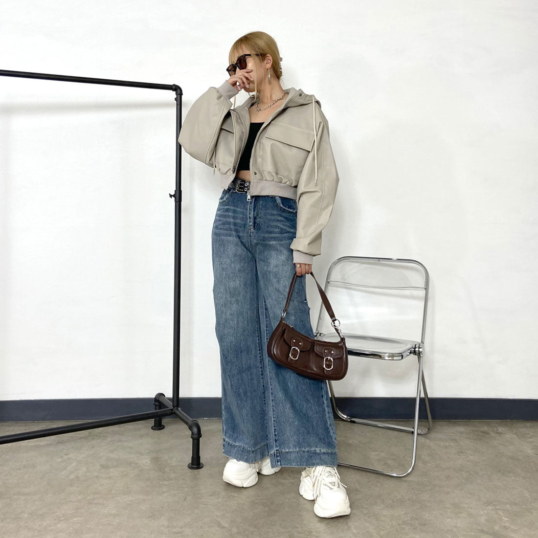 Non-hedge side tuck denim pants