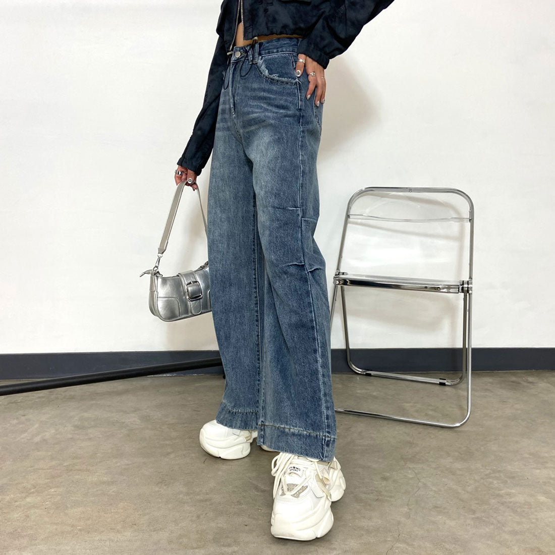 Non-hedge side tuck denim pants