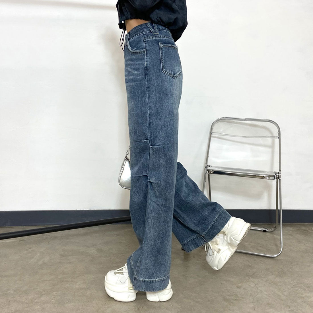 Non-hedge side tuck denim pants