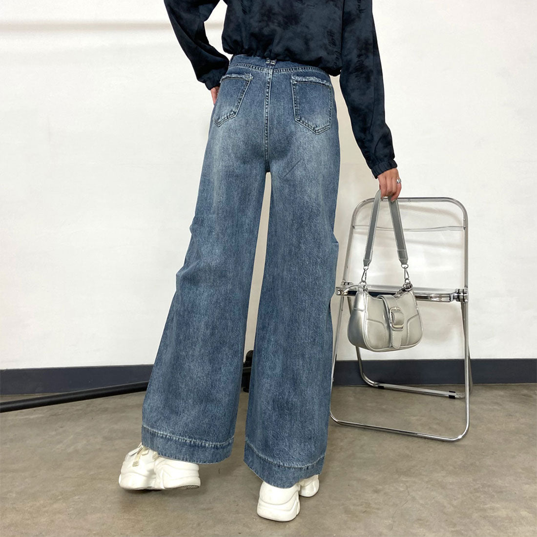 Non-hedge side tuck denim pants