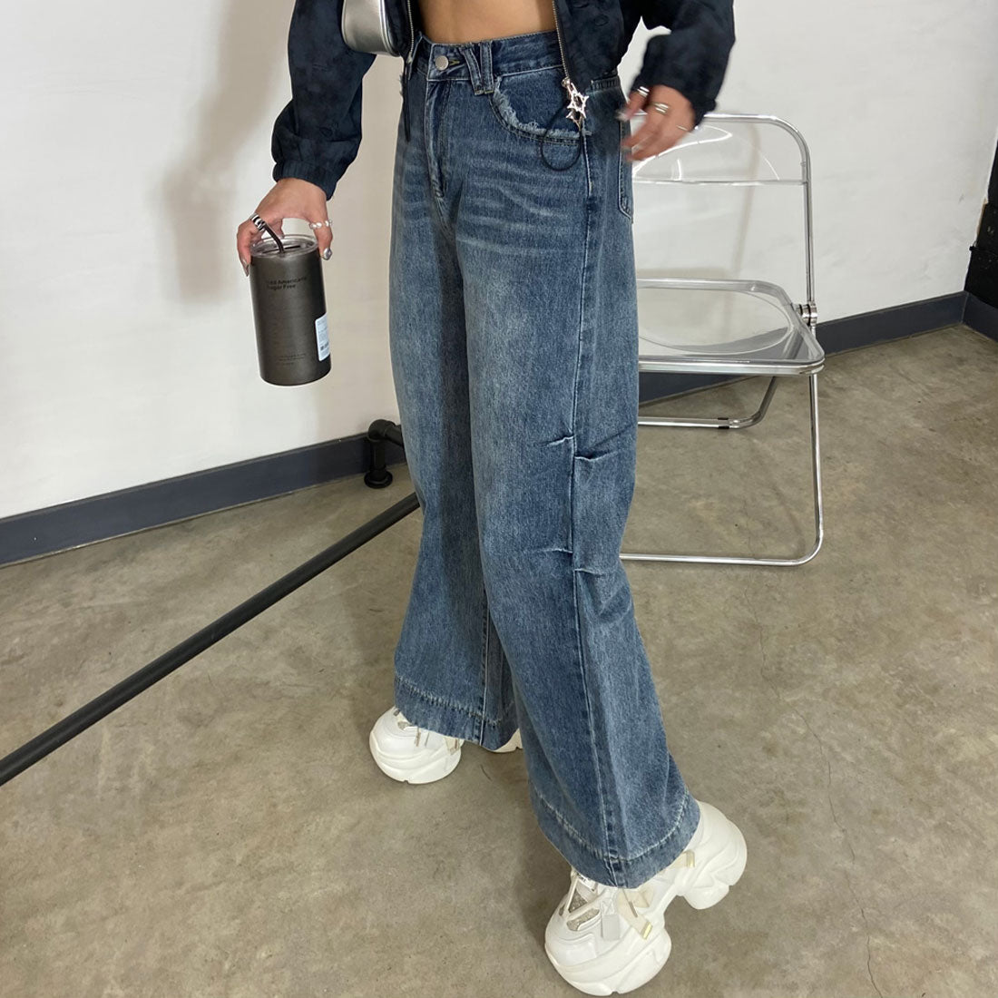 Non-hedge side tuck denim pants