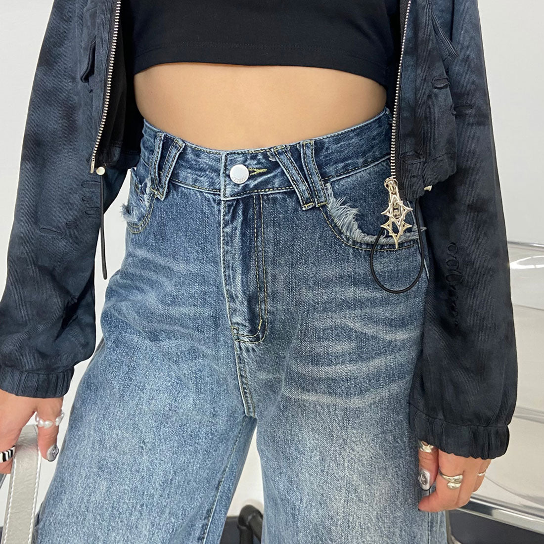 Non-hedge side tuck denim pants