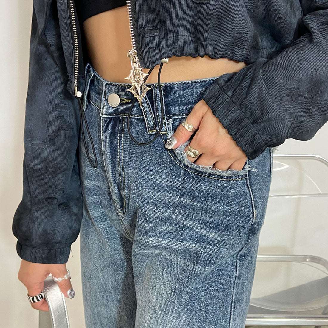 Non-hedge side tuck denim pants