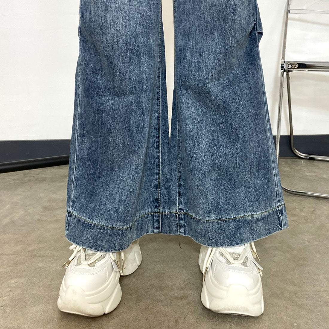 Non-hedge side tuck denim pants