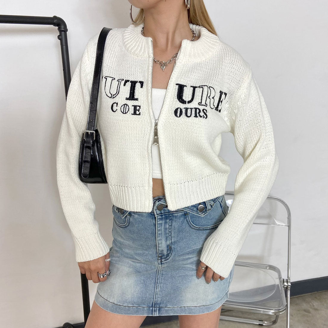 Non-Hedge Logo Embroidered ZIP Knit Top