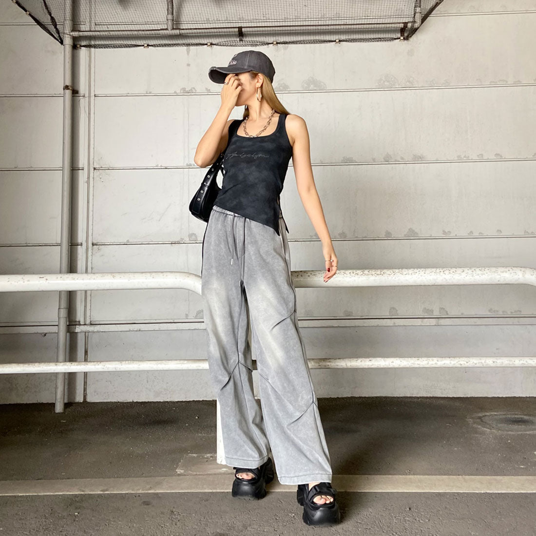 Non-hedge stone logo side drawstring tank top