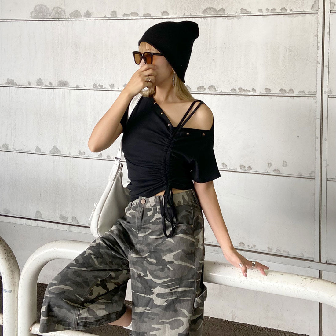 Non-hedge rivet one-shoulder tops