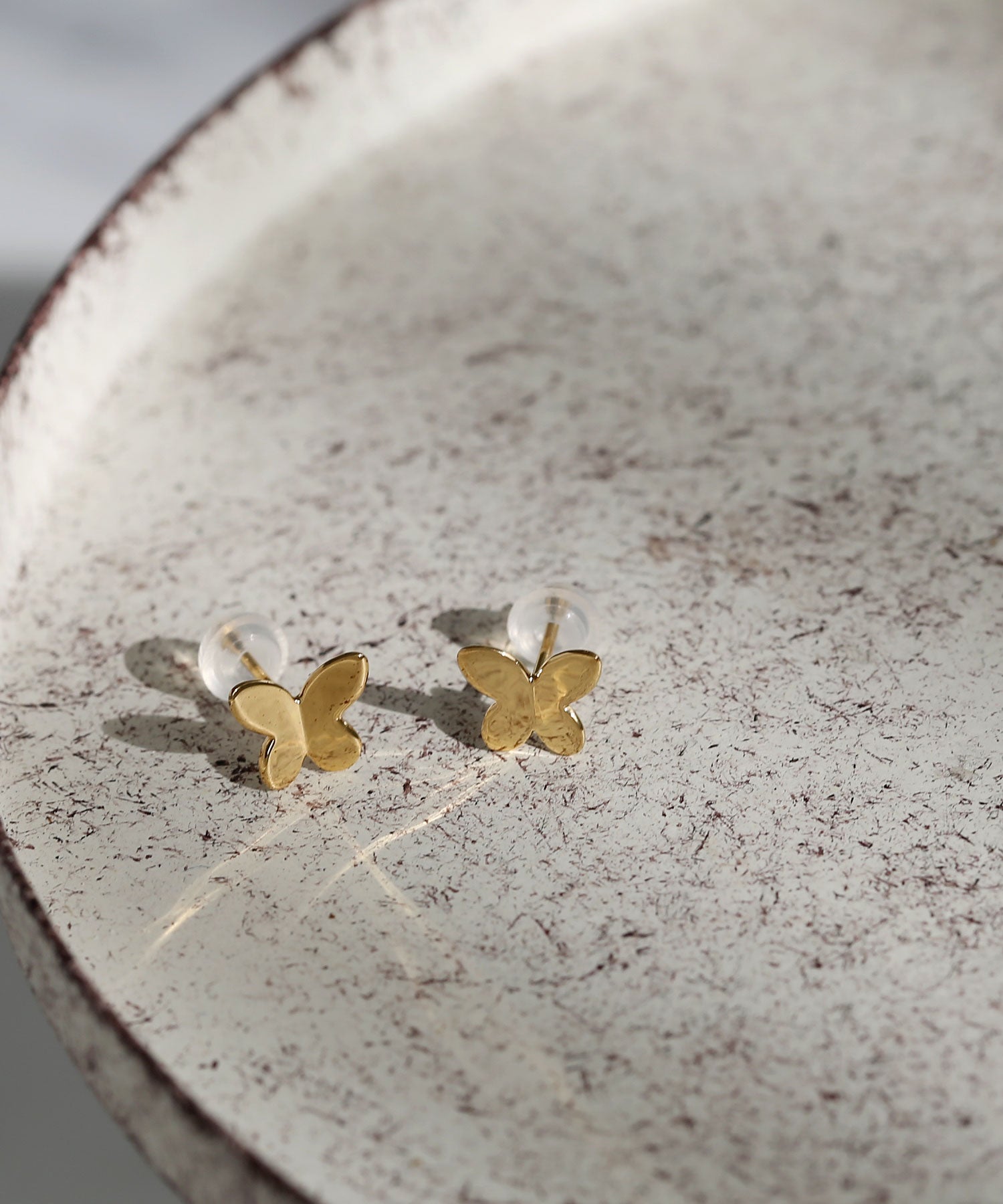 コレカラ colleca la [silver925]バタフライ スタッドピアス〈金属アレルギー対応〉 （ゴールド） ゴールド