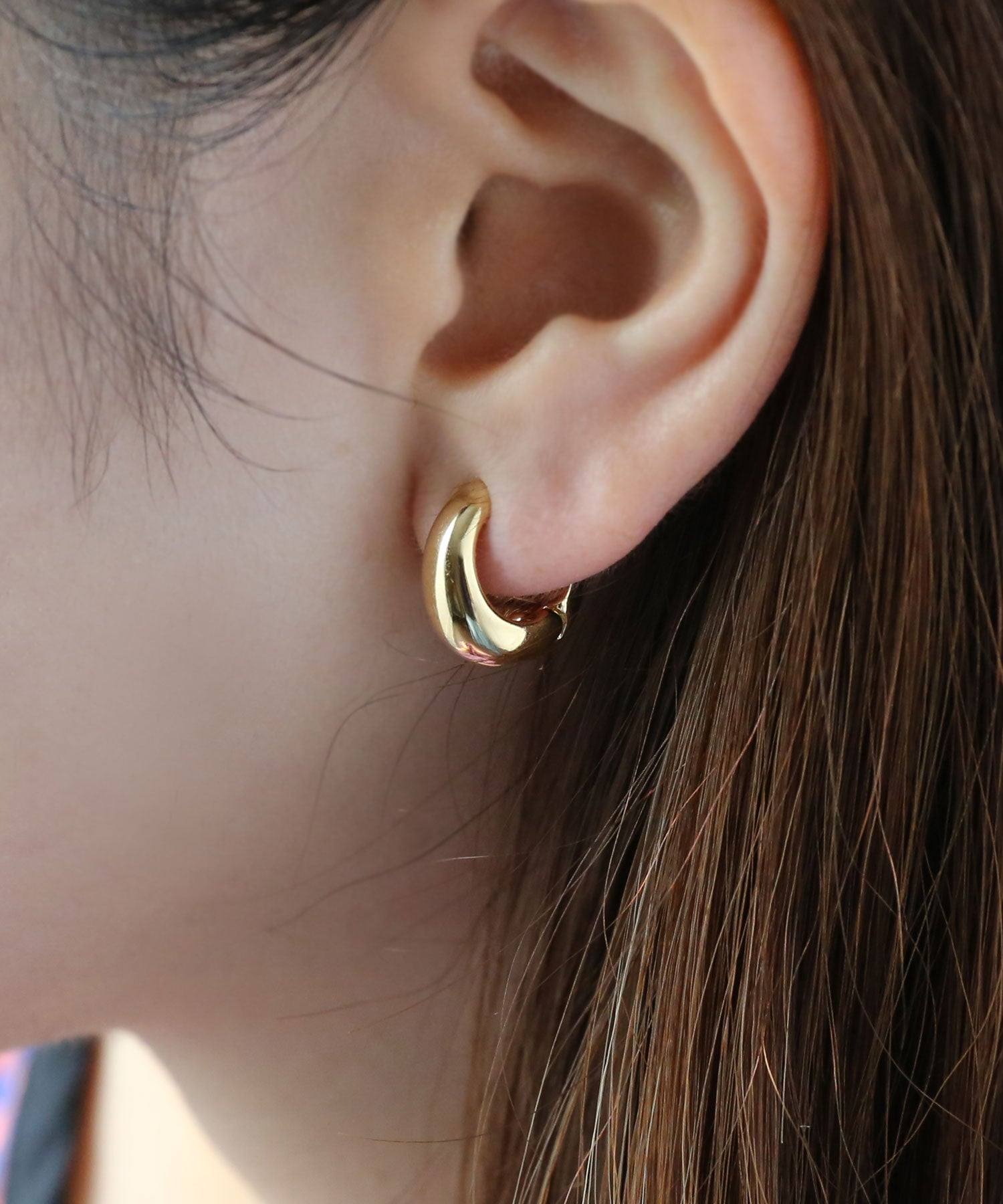 "Colleca La Plump Oval Clutch Earrings"