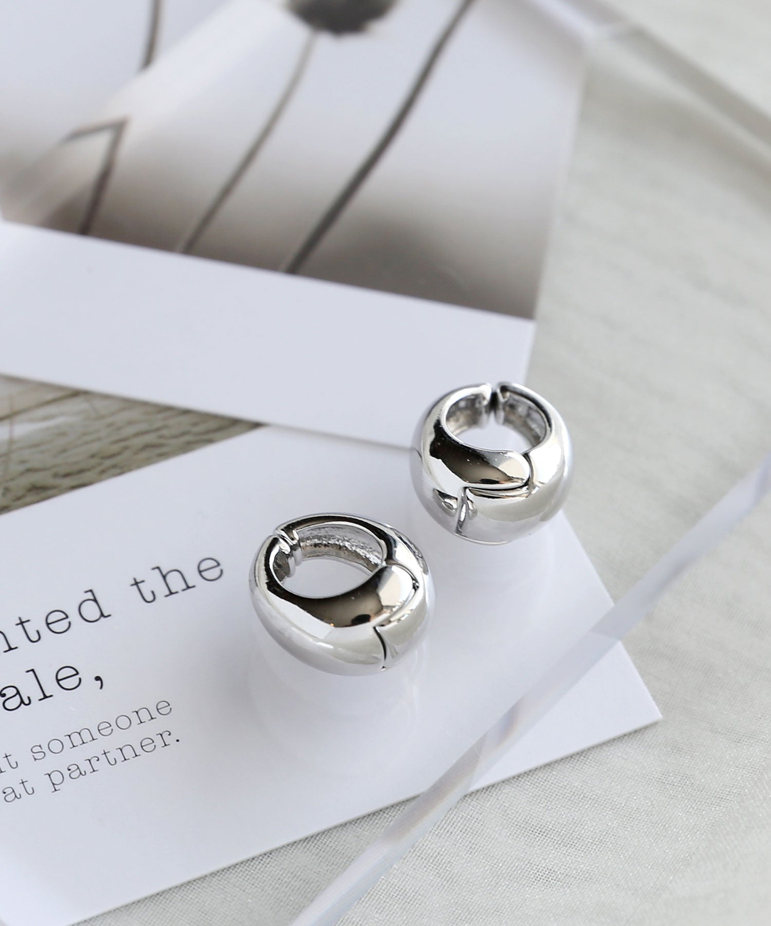 "Colleca La Plump Oval Clutch Earrings"