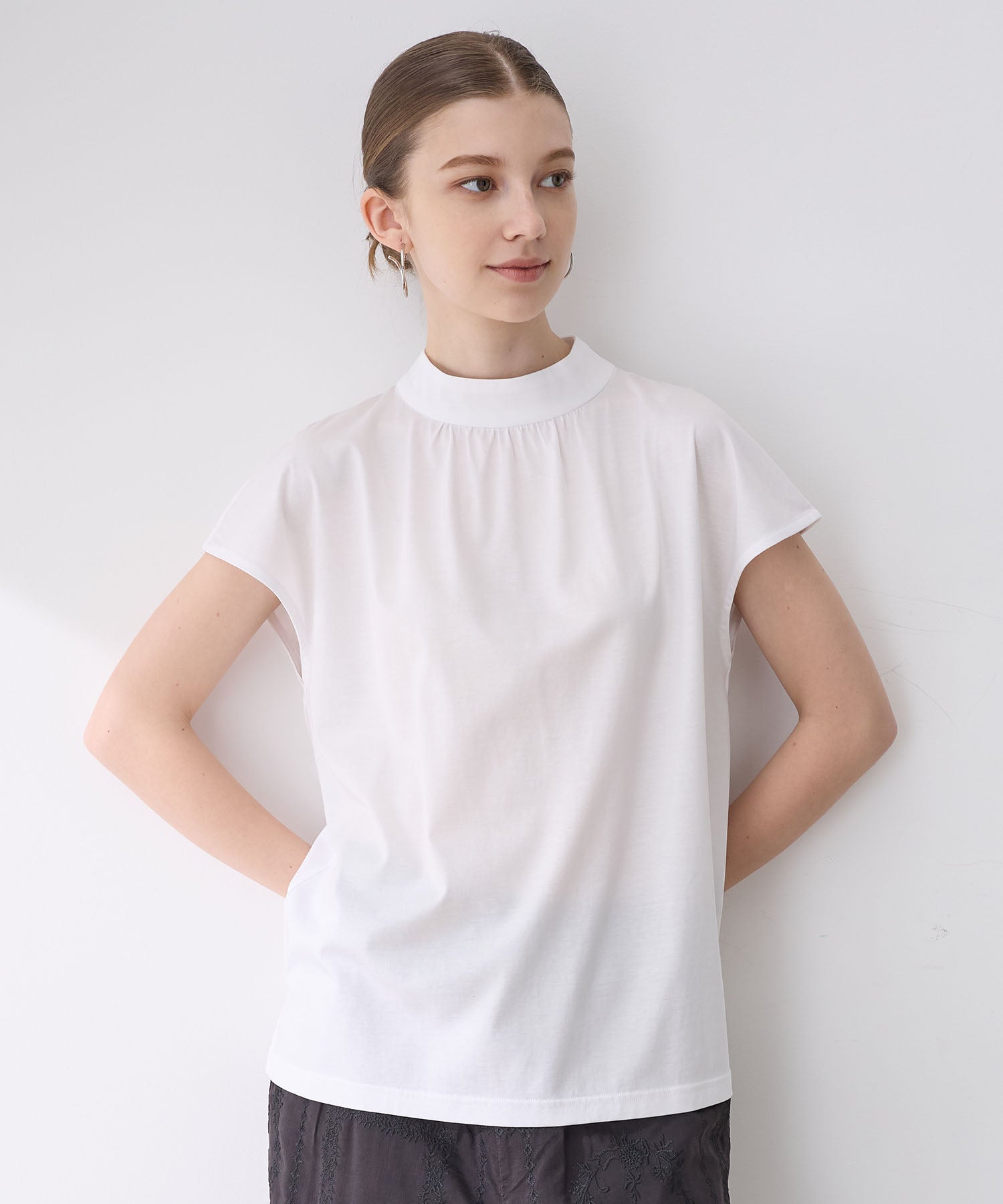 ルスークホリデー LE SOUK HOLIDAY 【接触冷感】ギャザーネックフレンチスリーブTシャツ （オフ） オフ