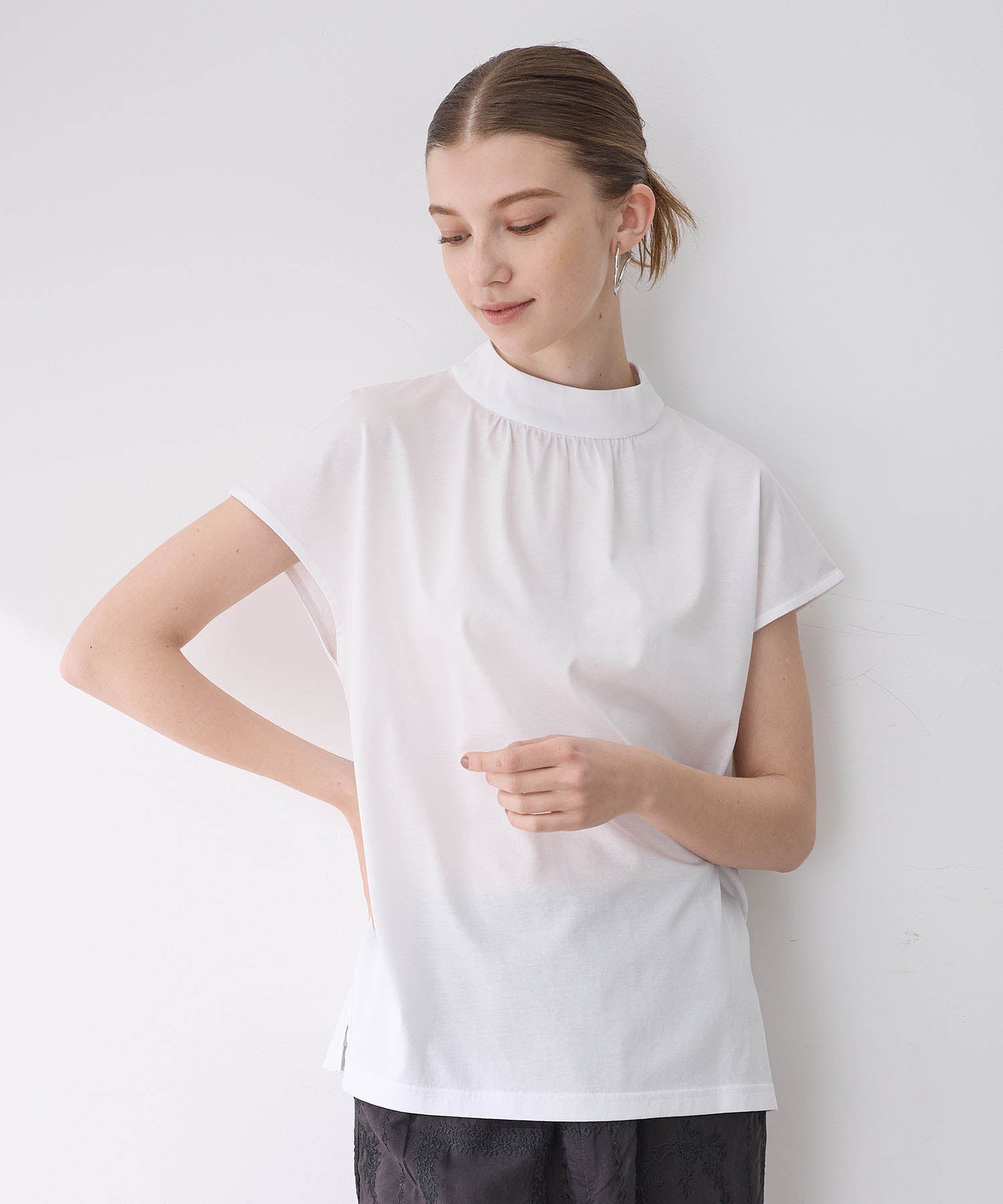 ルスークホリデー LE SOUK HOLIDAY 【接触冷感】ギャザーネックフレンチスリーブTシャツ （オフ） オフ