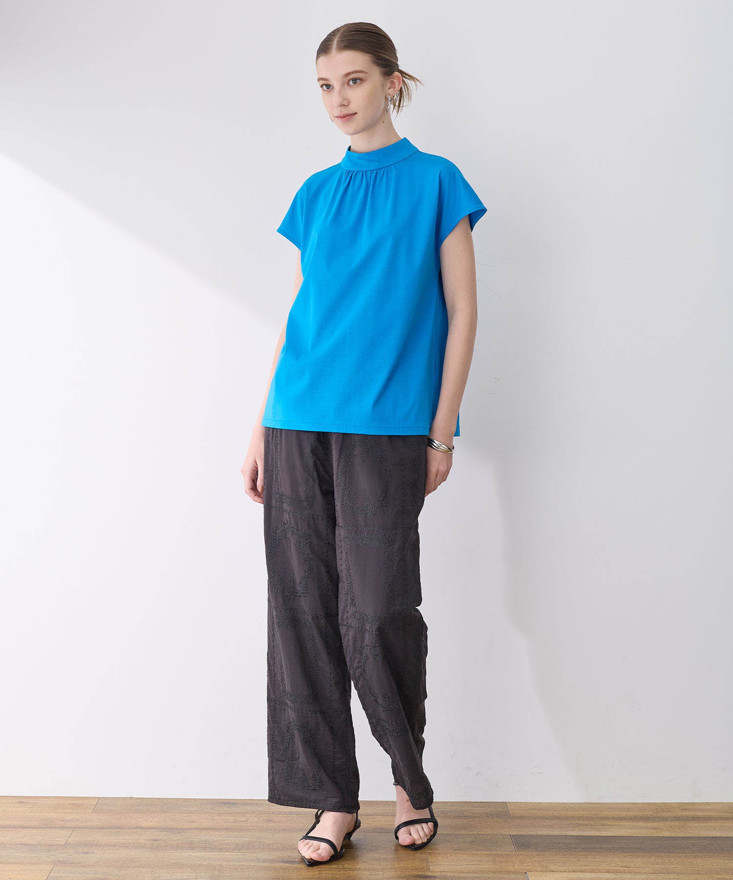 ルスークホリデー LE SOUK HOLIDAY 【接触冷感】ギャザーネックフレンチスリーブTシャツ （オフ） オフ