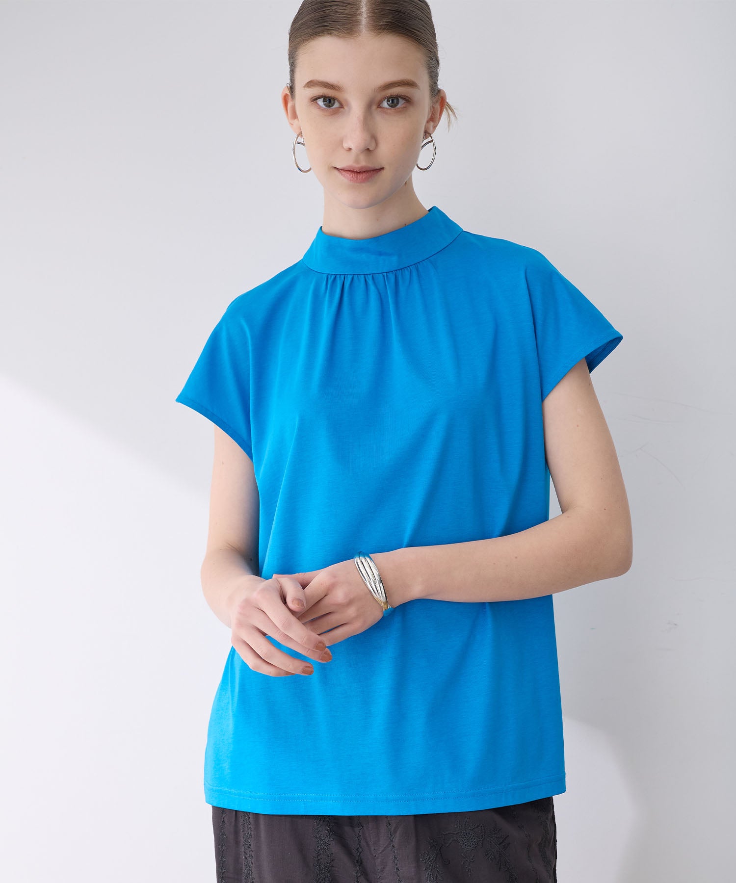 ルスークホリデー LE SOUK HOLIDAY 【接触冷感】ギャザーネックフレンチスリーブTシャツ （ブルー） ブルー