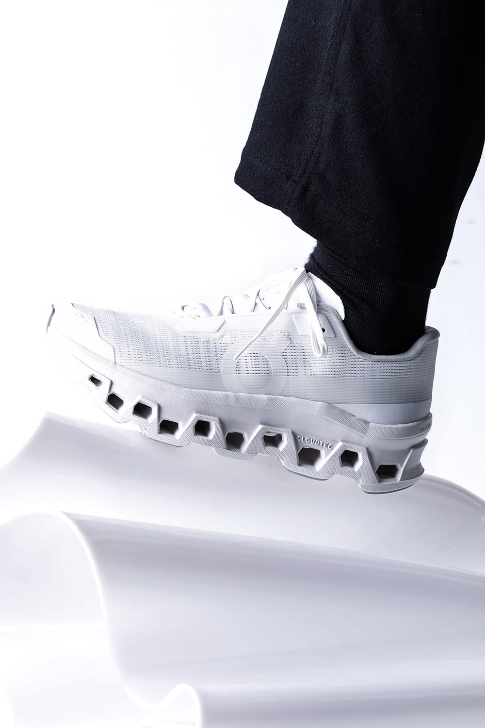 オン On Cloudmonster Void レディース （White/White） White/White