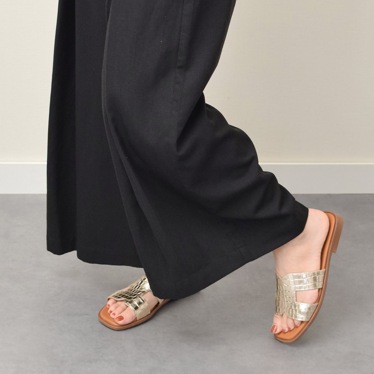 オー マイ サンダルズ Oh my Sandals スクエアトウ型押しレザーフラットサンダル （ゴールド） ゴールド