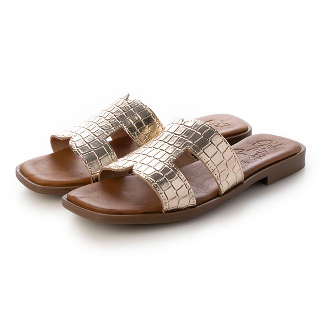 オー マイ サンダルズ Oh my Sandals スクエアトウ型押しレザーフラットサンダル （ゴールド） ゴールド