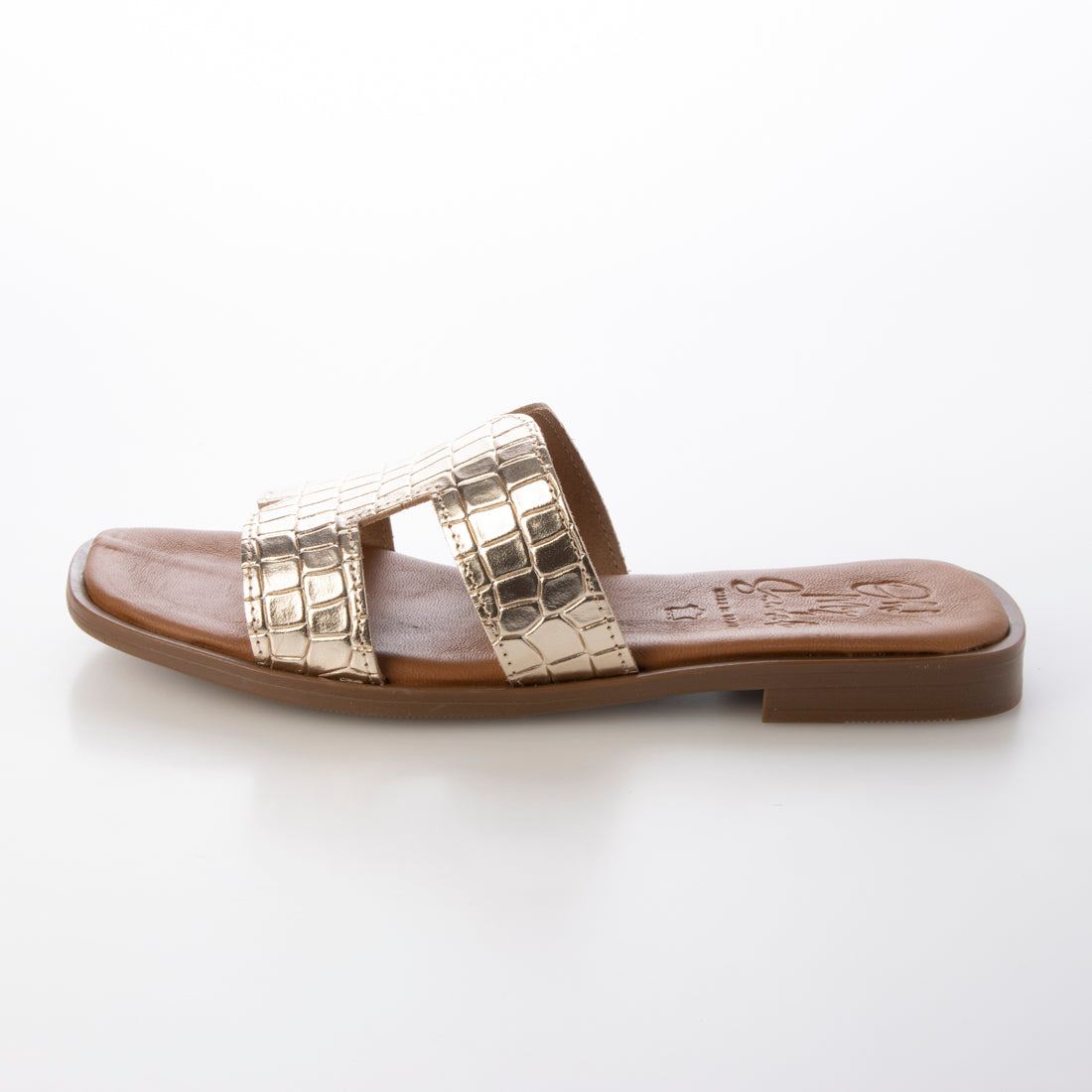 オー マイ サンダルズ Oh my Sandals スクエアトウ型押しレザーフラットサンダル （ゴールド） ゴールド