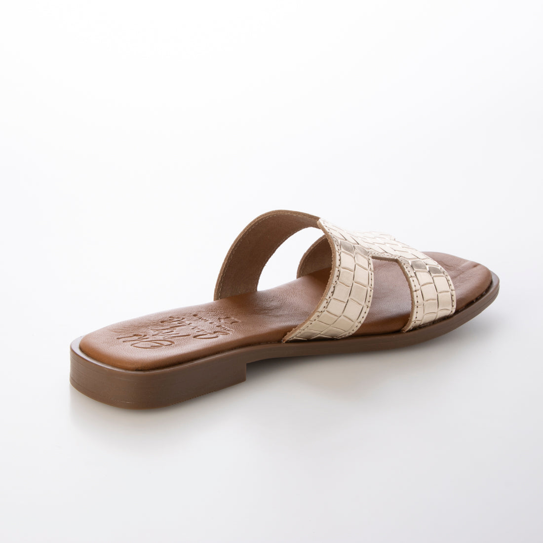 オー マイ サンダルズ Oh my Sandals スクエアトウ型押しレザーフラットサンダル （ゴールド） ゴールド