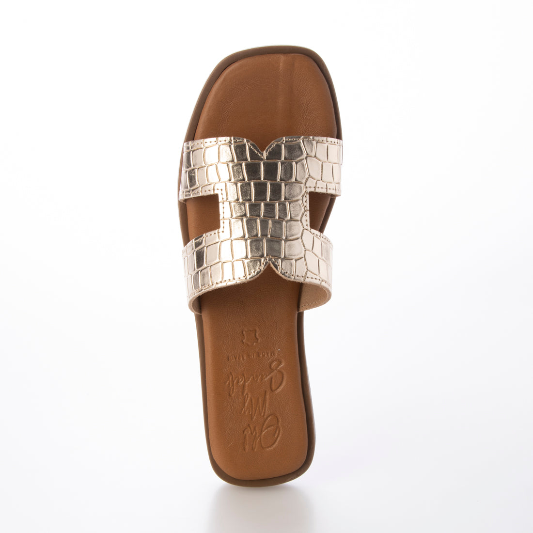 オー マイ サンダルズ Oh my Sandals スクエアトウ型押しレザーフラットサンダル （ゴールド） ゴールド