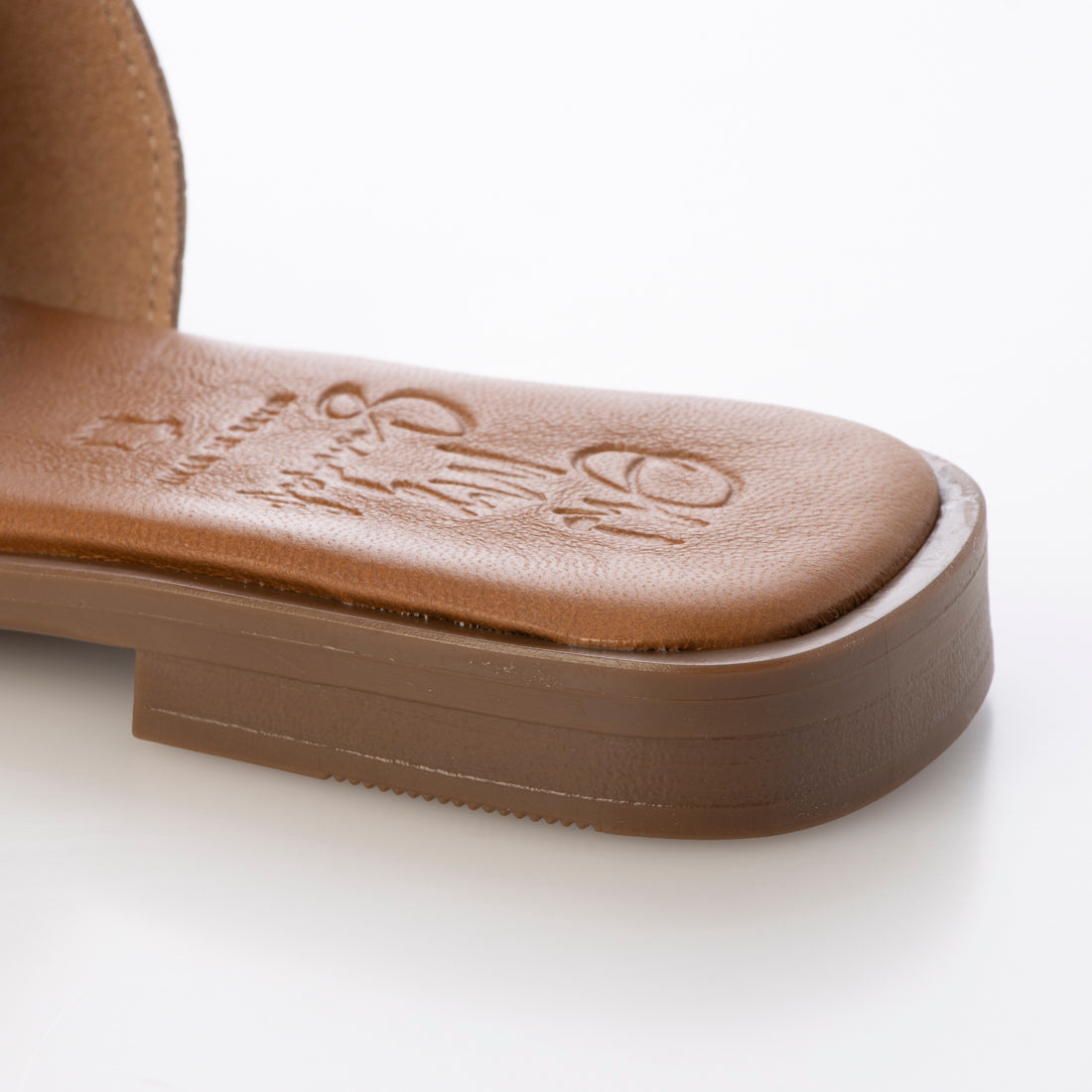 オー マイ サンダルズ Oh my Sandals スクエアトウ型押しレザーフラットサンダル （ゴールド） ゴールド