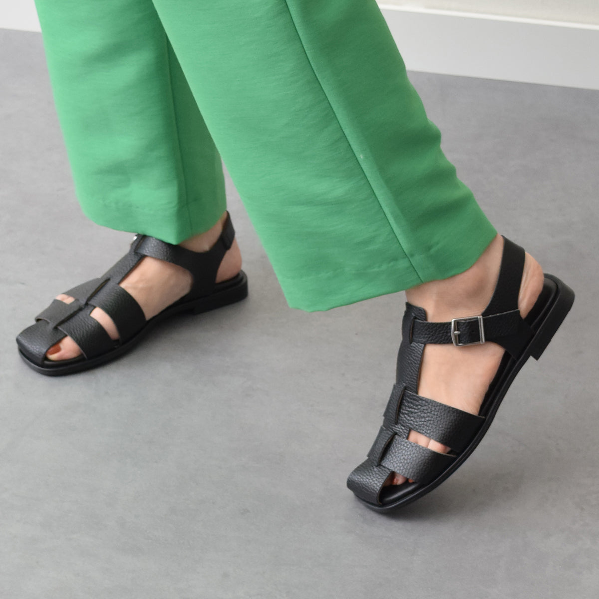 オー マイ サンダルズ Oh my Sandals スクエアトウフラットグルカサンダル （ブラック） ブラック