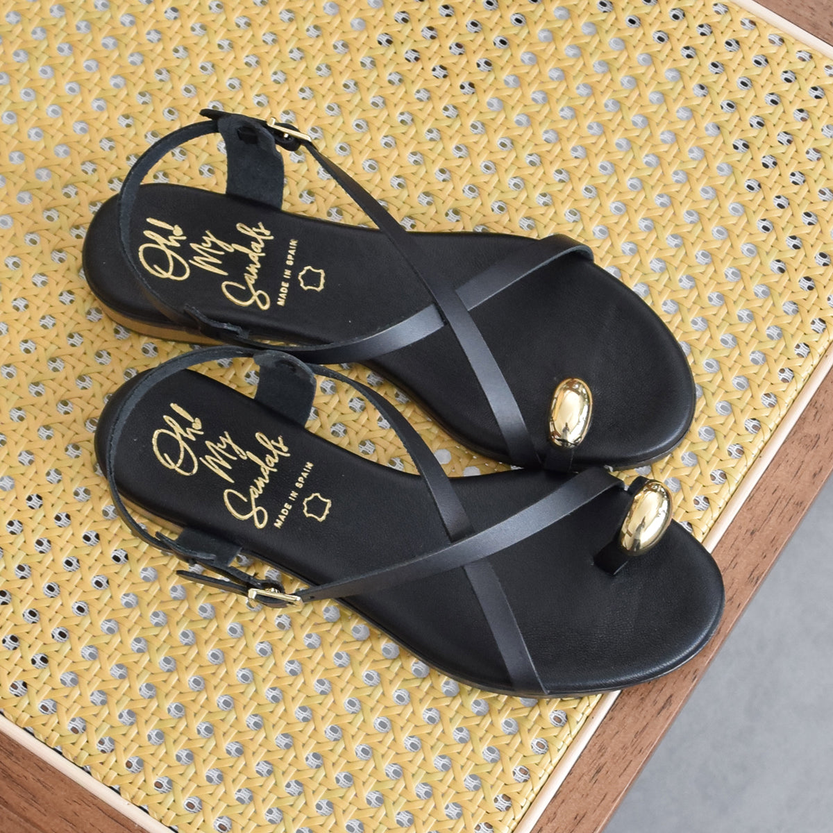 オー マイ サンダルズ Oh my Sandals メタルサムリングサンダル （ブラック） ブラック