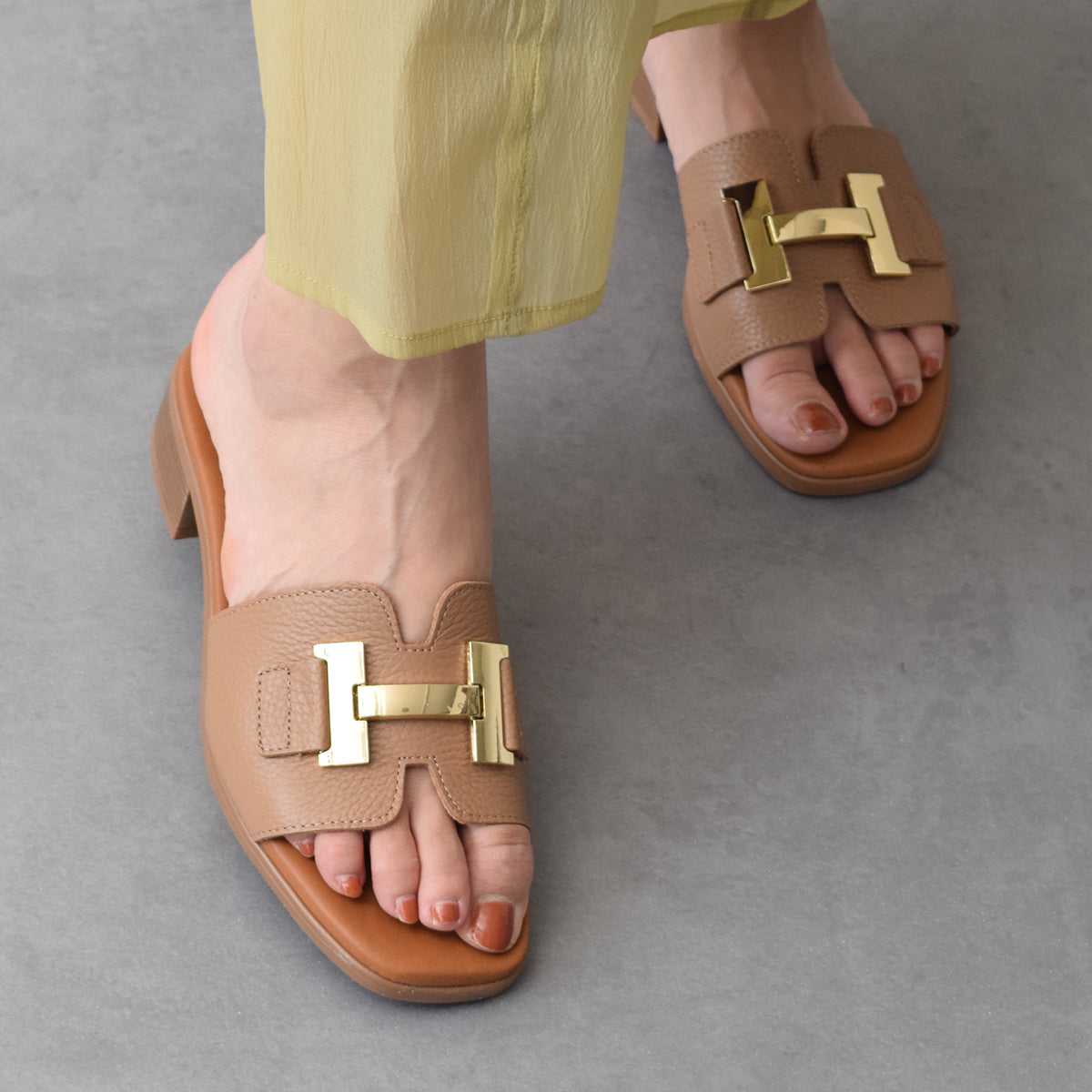 オー マイ サンダルズ Oh my Sandals メタルオーナメントミュールサンダル （オーク） オーク