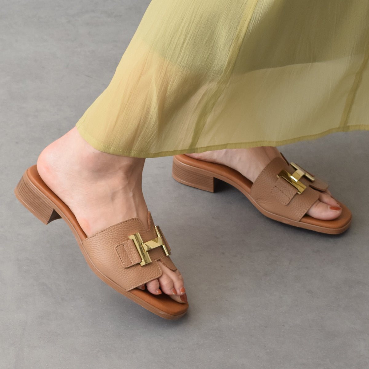 オー マイ サンダルズ Oh my Sandals メタルオーナメントミュールサンダル （オーク） オーク