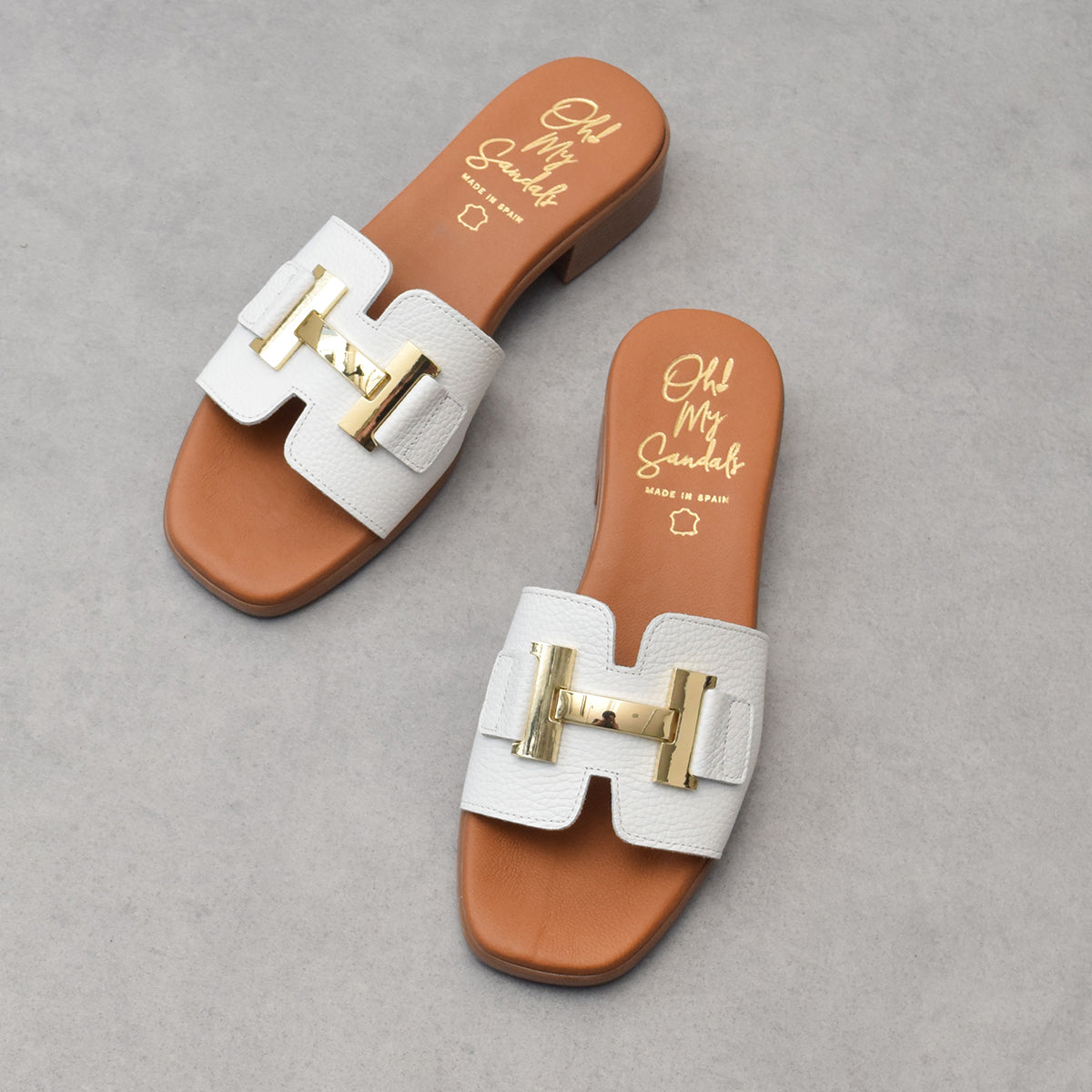 オー マイ サンダルズ Oh my Sandals メタルオーナメントミュールサンダル （ホワイト） ホワイト