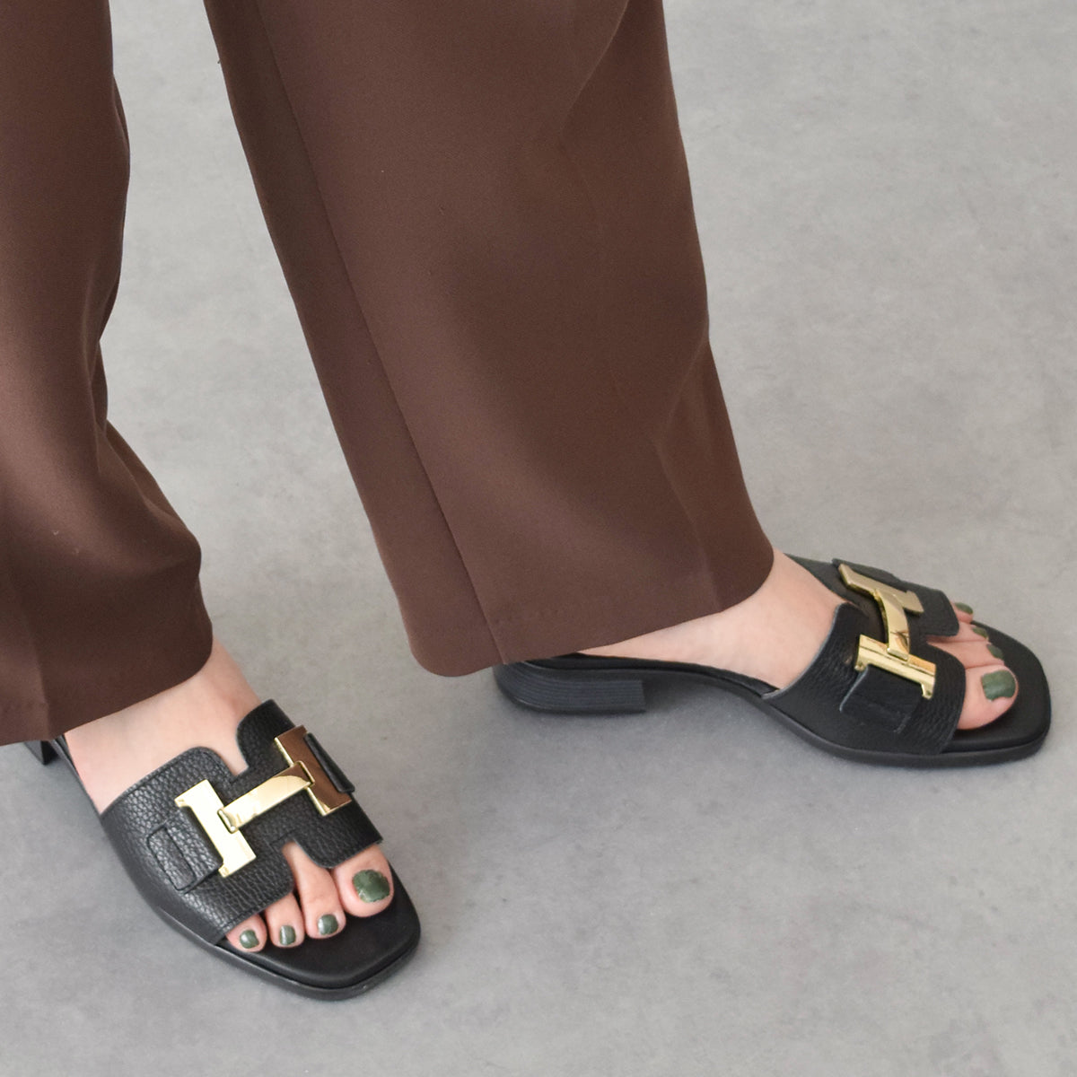 オー マイ サンダルズ Oh my Sandals メタルオーナメントミュールサンダル （ブラック） ブラック