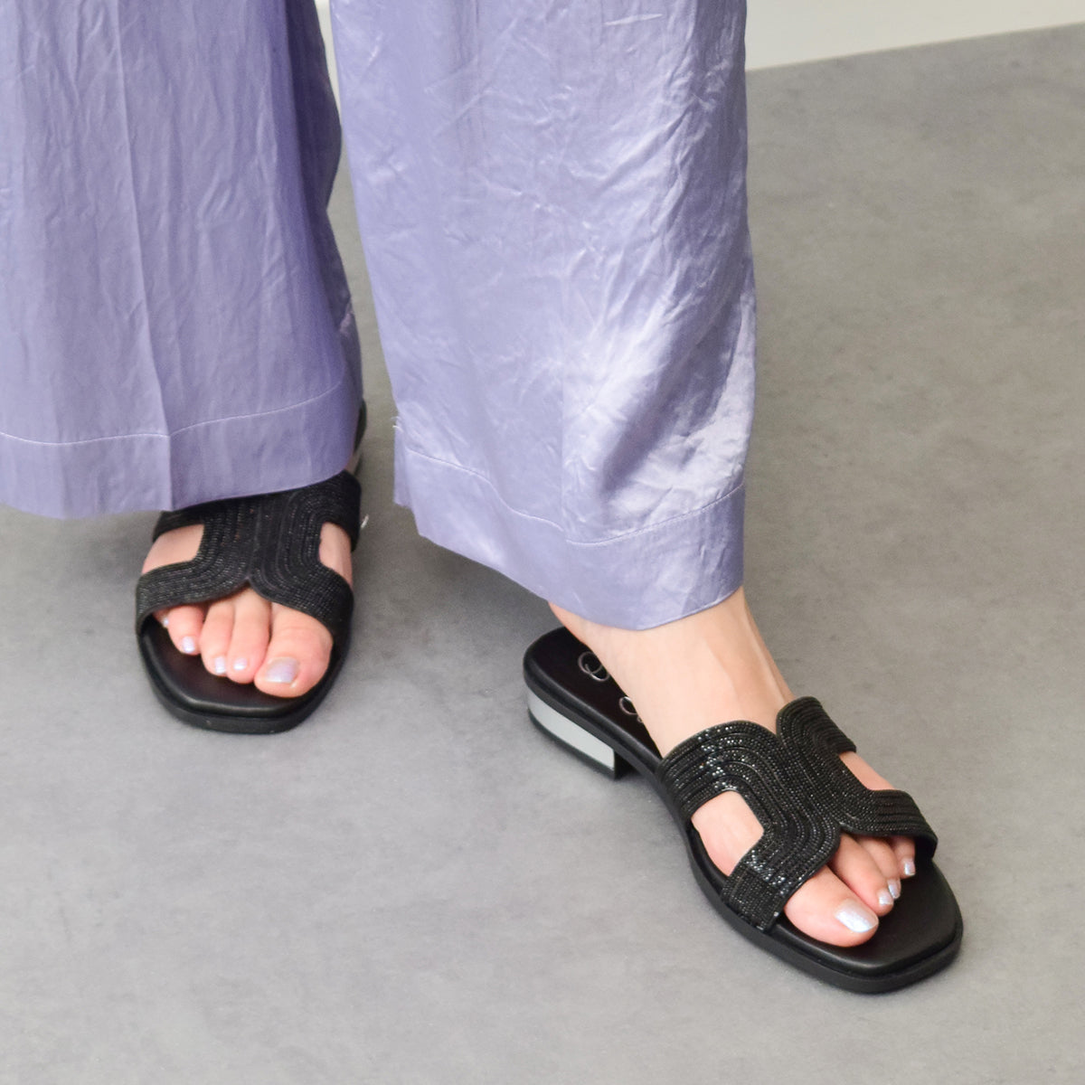 オー マイ サンダルズ Oh my Sandals ラインストーンローヒールサンダル （ブラック） ブラック