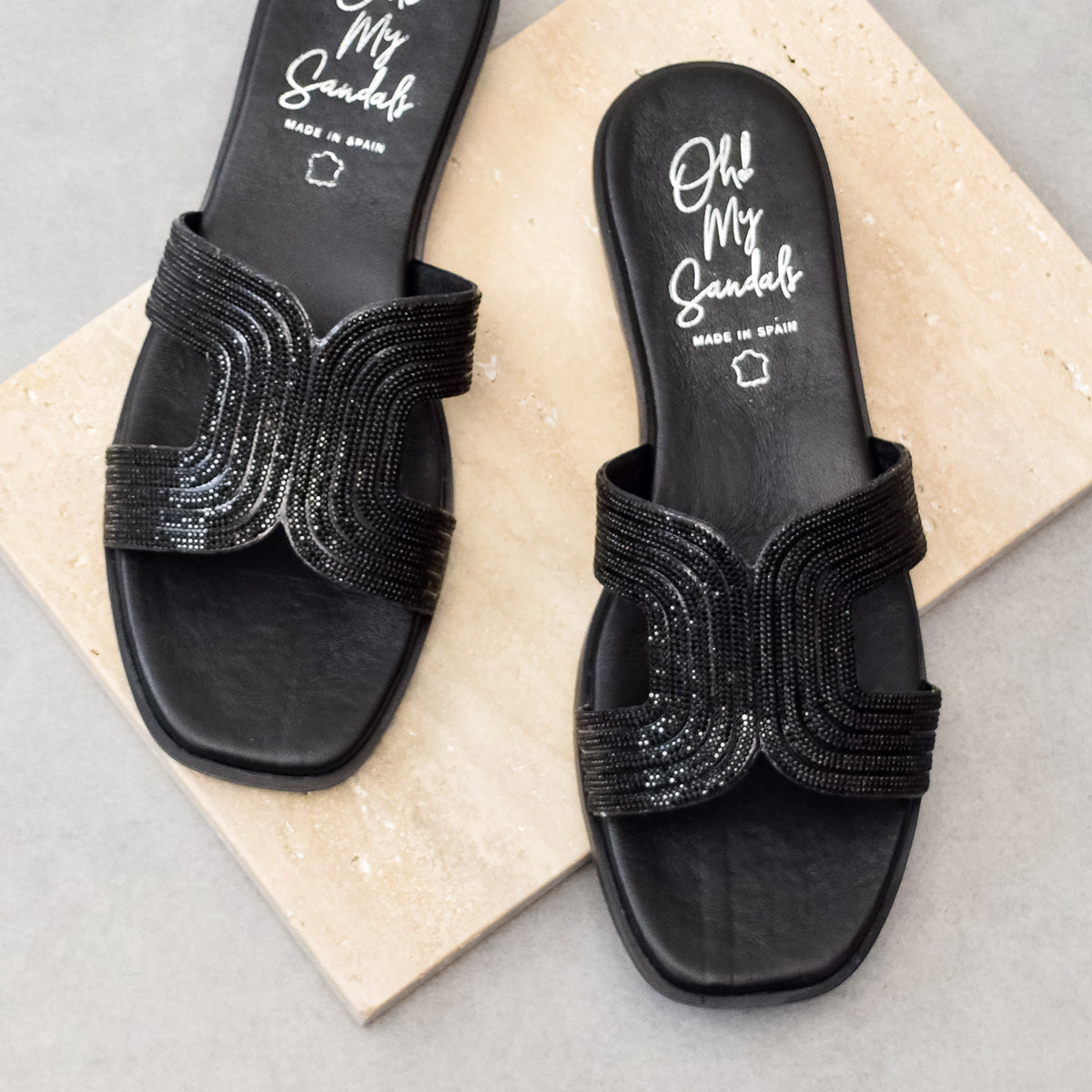 オー マイ サンダルズ Oh my Sandals ラインストーンローヒールサンダル （ブラック） ブラック