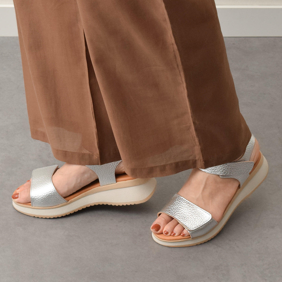 オー マイ サンダルズ Oh my Sandals ベルクロローヒールサンダル （シルバー） シルバー