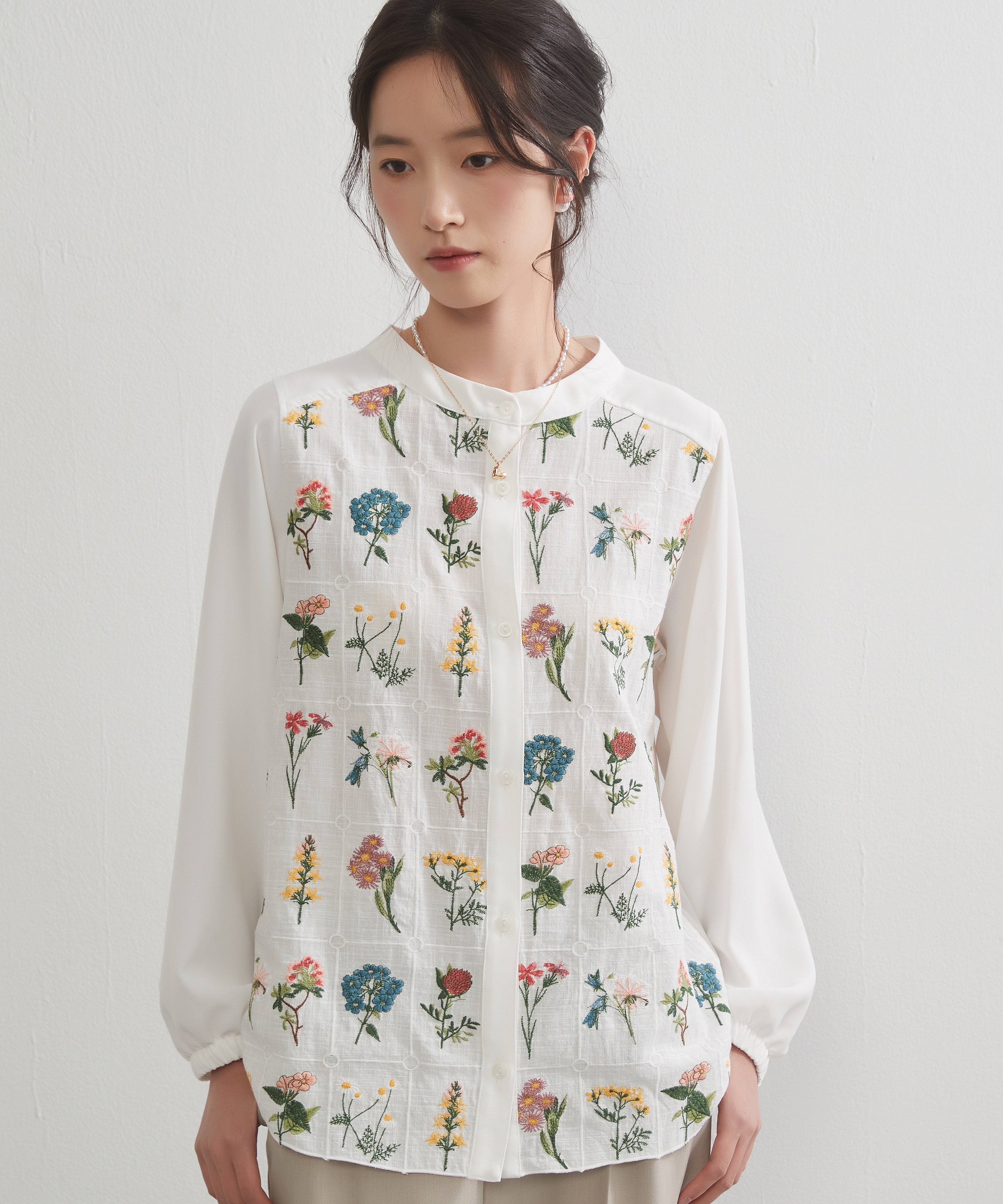 オンワンズオン On One's Own フローラルガーデン花柄刺繍長袖ブラウス （WHITE） WHITE