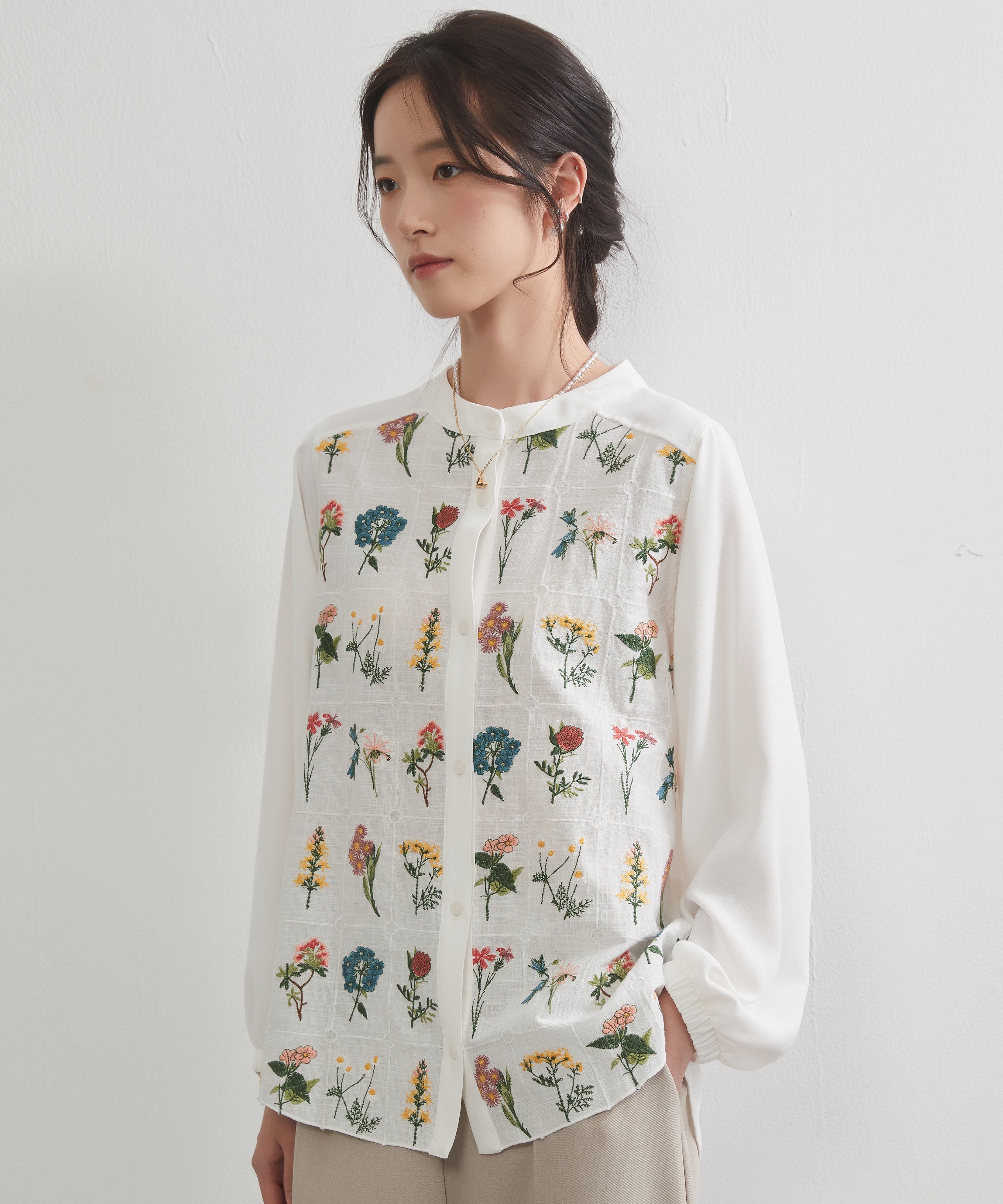 オンワンズオン On One's Own フローラルガーデン花柄刺繍長袖ブラウス （WHITE） WHITE