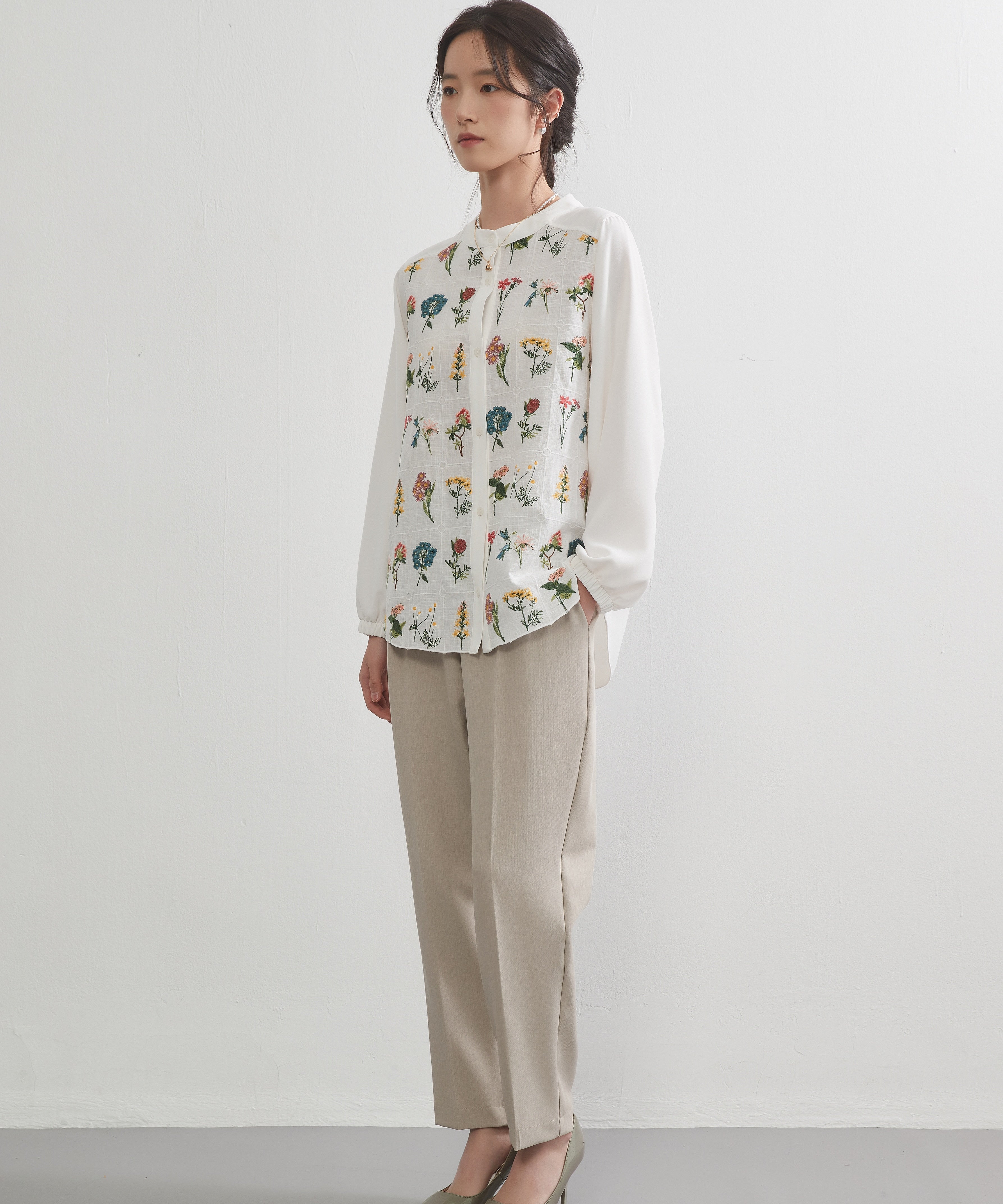 オンワンズオン On One's Own フローラルガーデン花柄刺繍長袖ブラウス （WHITE） WHITE