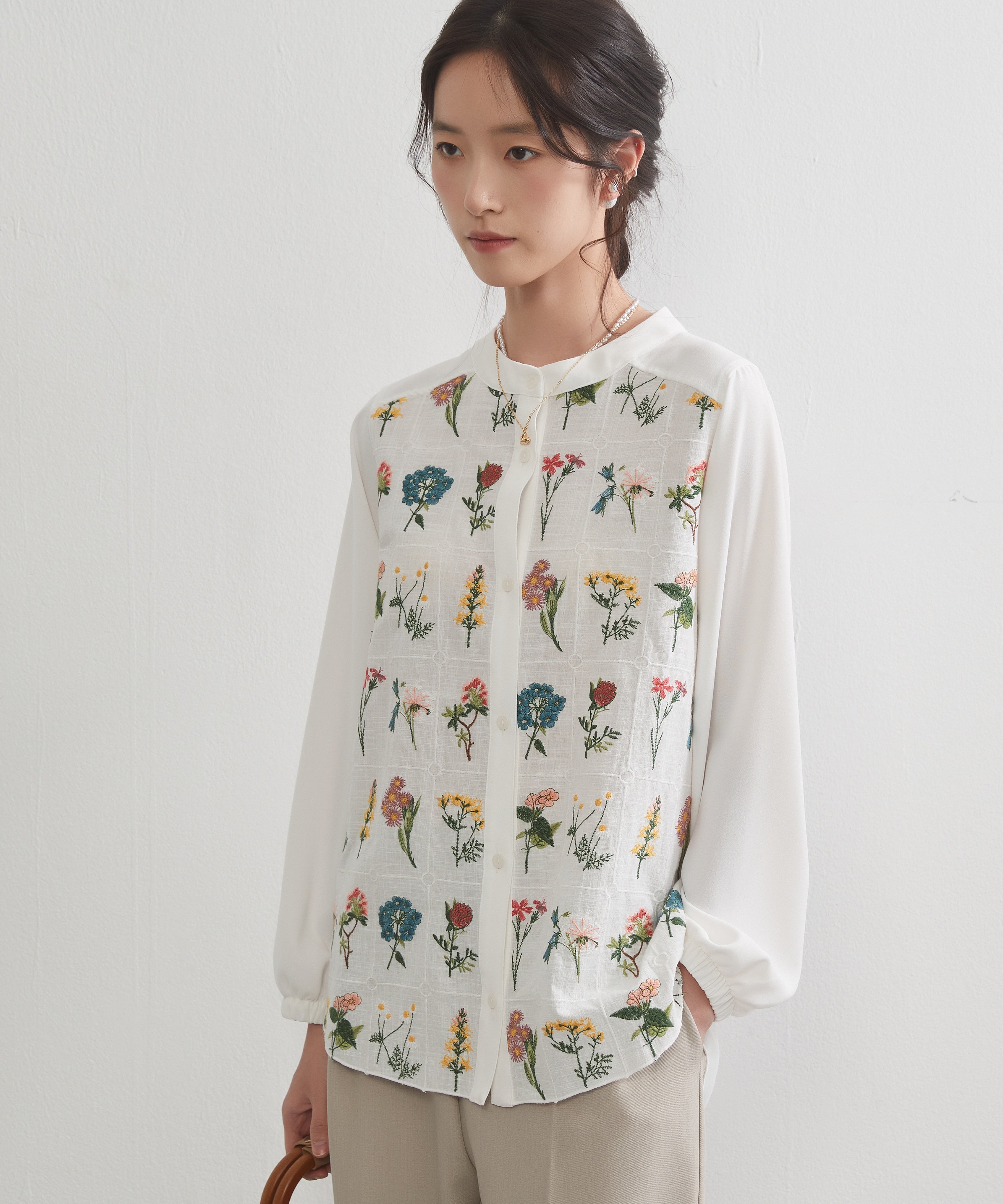 オンワンズオン On One's Own フローラルガーデン花柄刺繍長袖ブラウス （WHITE） WHITE