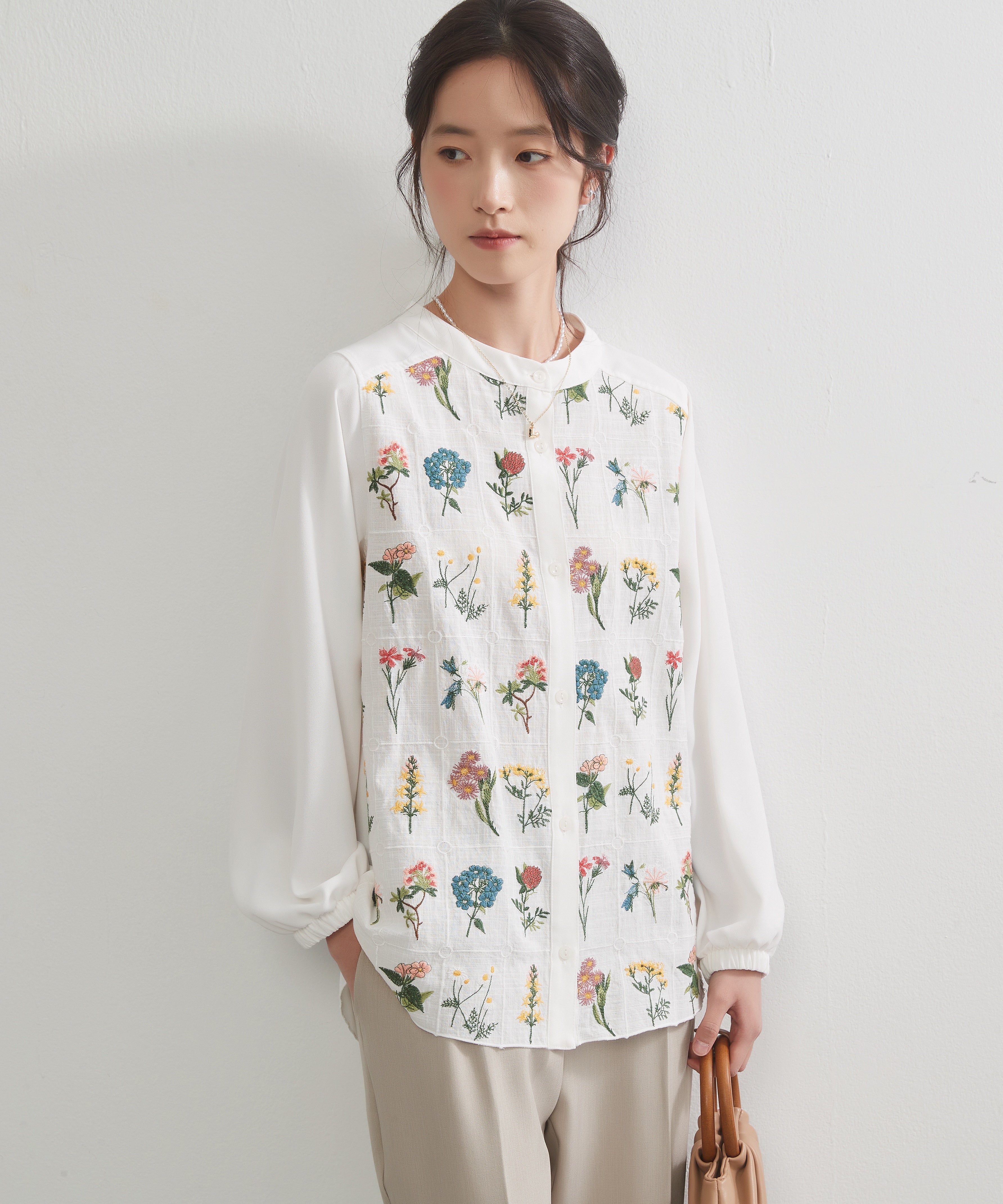 オンワンズオン On One's Own フローラルガーデン花柄刺繍長袖ブラウス （WHITE） WHITE