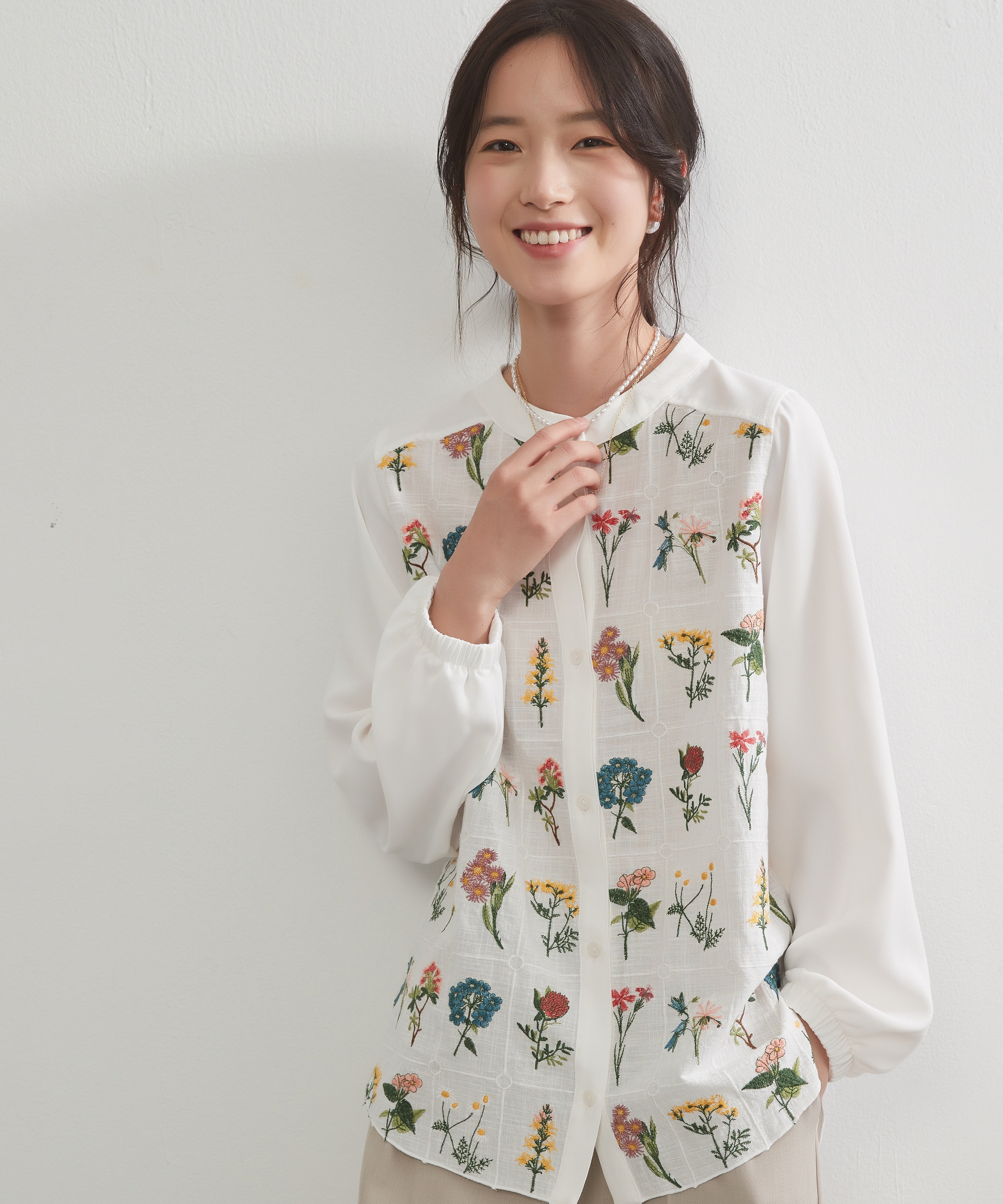 オンワンズオン On One's Own フローラルガーデン花柄刺繍長袖ブラウス （WHITE） WHITE