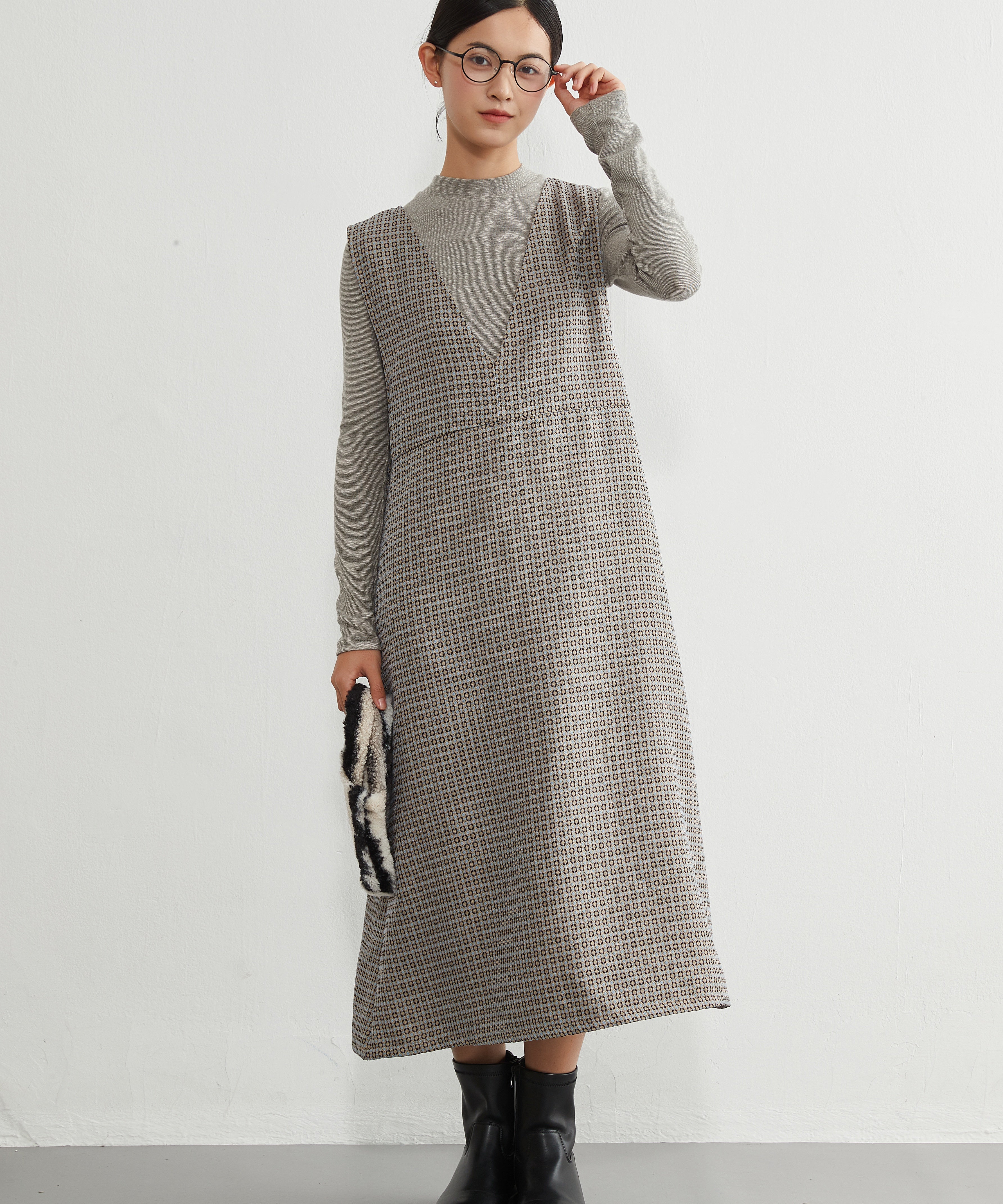 オンワンズオン On One's Own 小紋柄風ジャカード織りVネックジャンパースカートポケット付き （GRAY） GRAY
