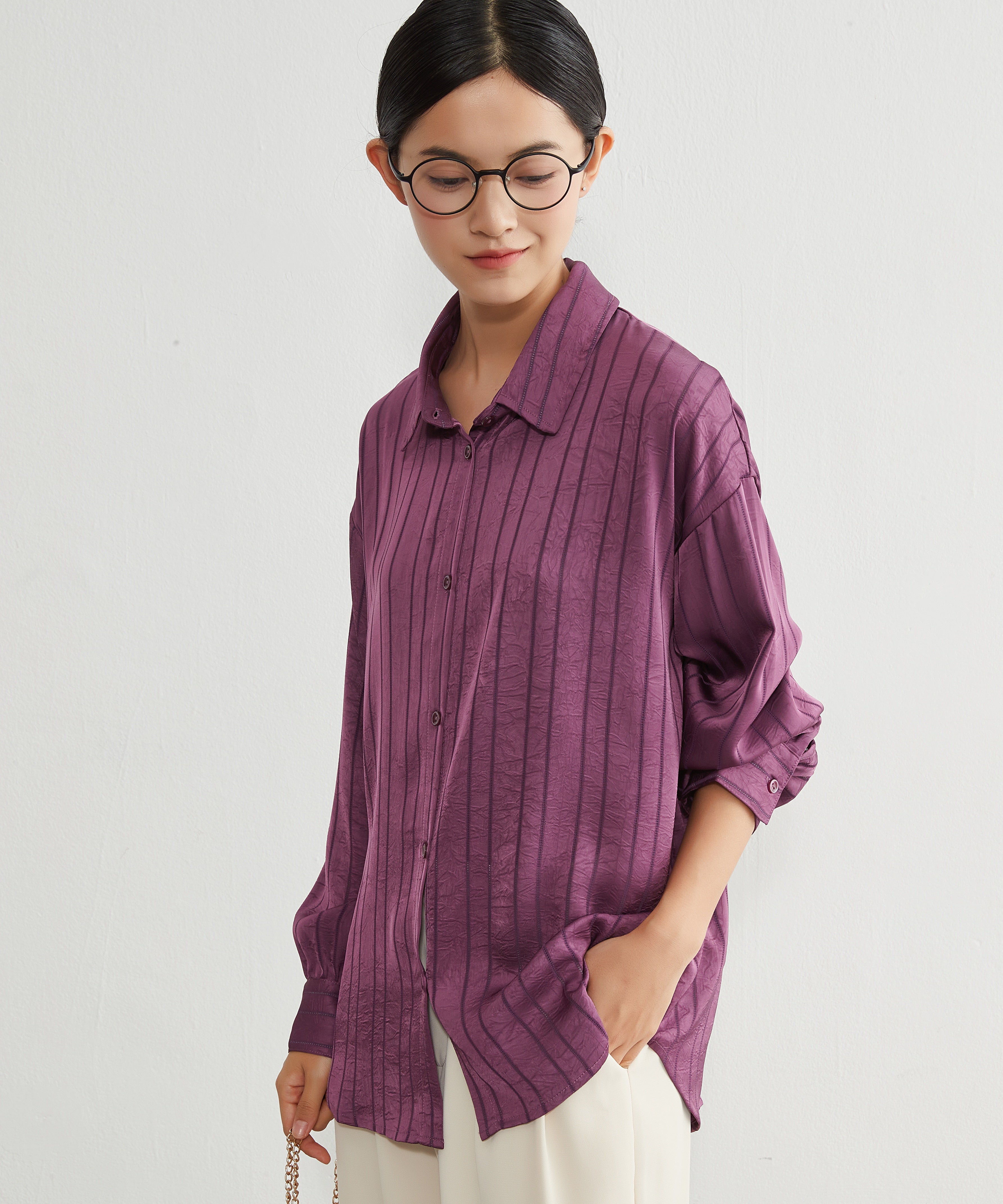 オンワンズオン On One's Own アイレット風ジャカード織りきれいめ艶感ハンサム長袖シャツブラウス （PURPLE） PURPLE
